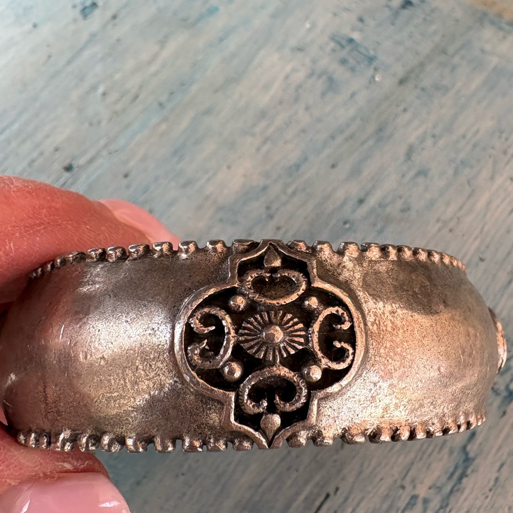 Pewter/Silver-Tone Bangle Bracelet with 4 Emblems on Sides & Raised Dots Edges - Picture 4 of 12